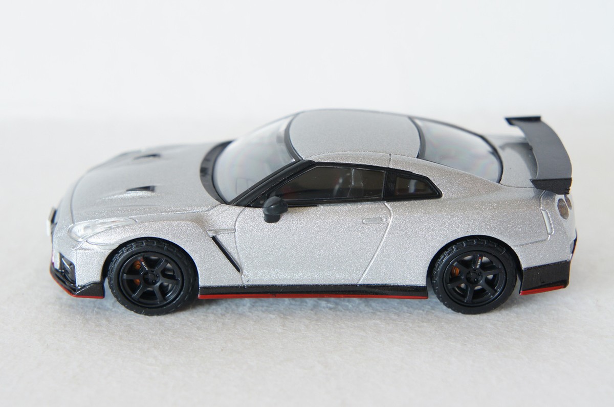 TOMICA LIMITED VINTAGE NEO NISSAN GT-R NISMO 2017 Model LOG