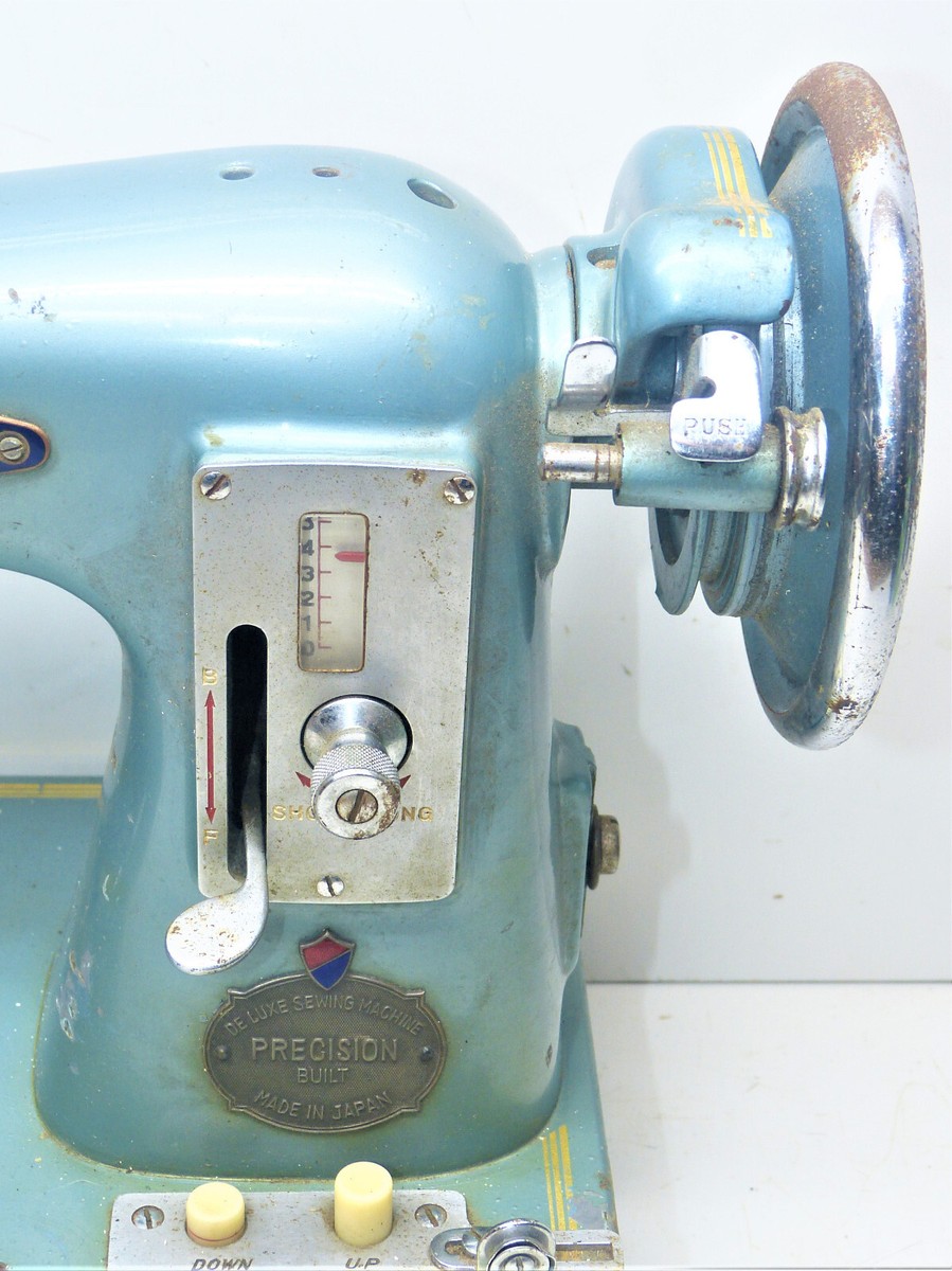 ヴィンテージ器具 De Luxe Automatic Sewing Machine In Wood Case Made Japan