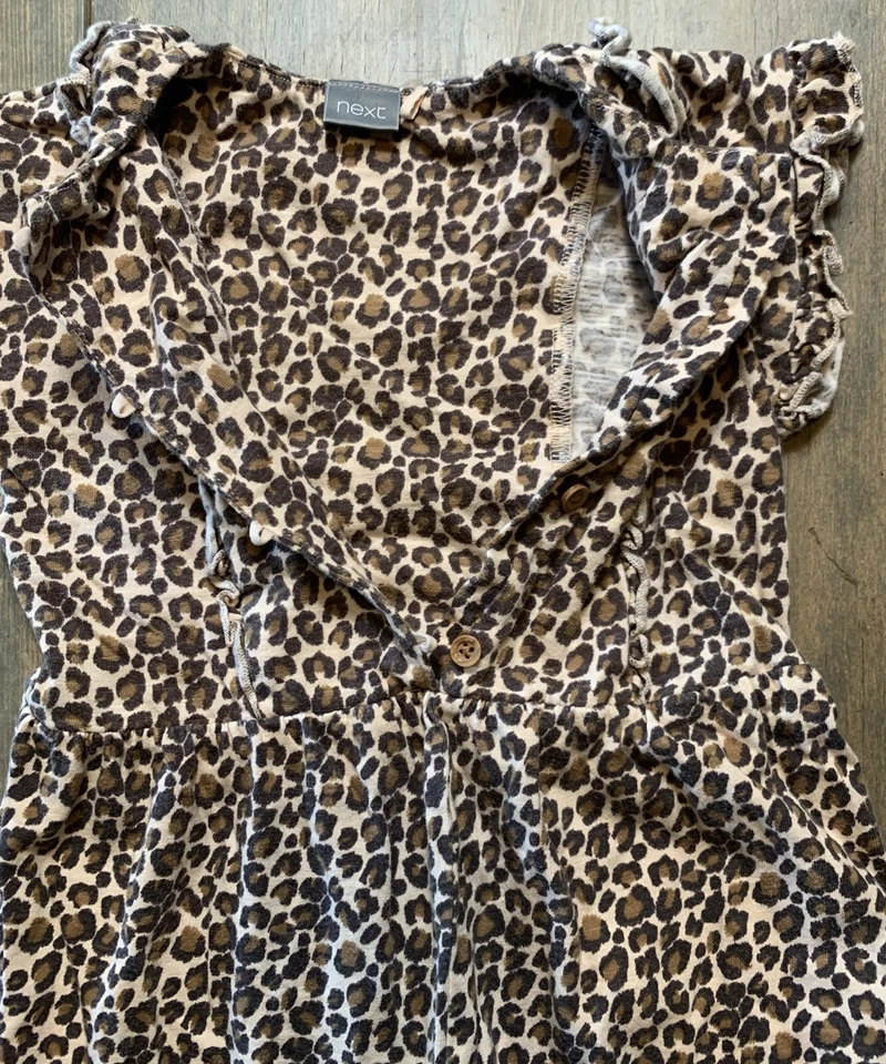 SIGUIENTE Pantalones de jersey para niñas pequeñas sin mangas marrón estampado de leopardo Talla: 2-3 años Foto 3 de 4