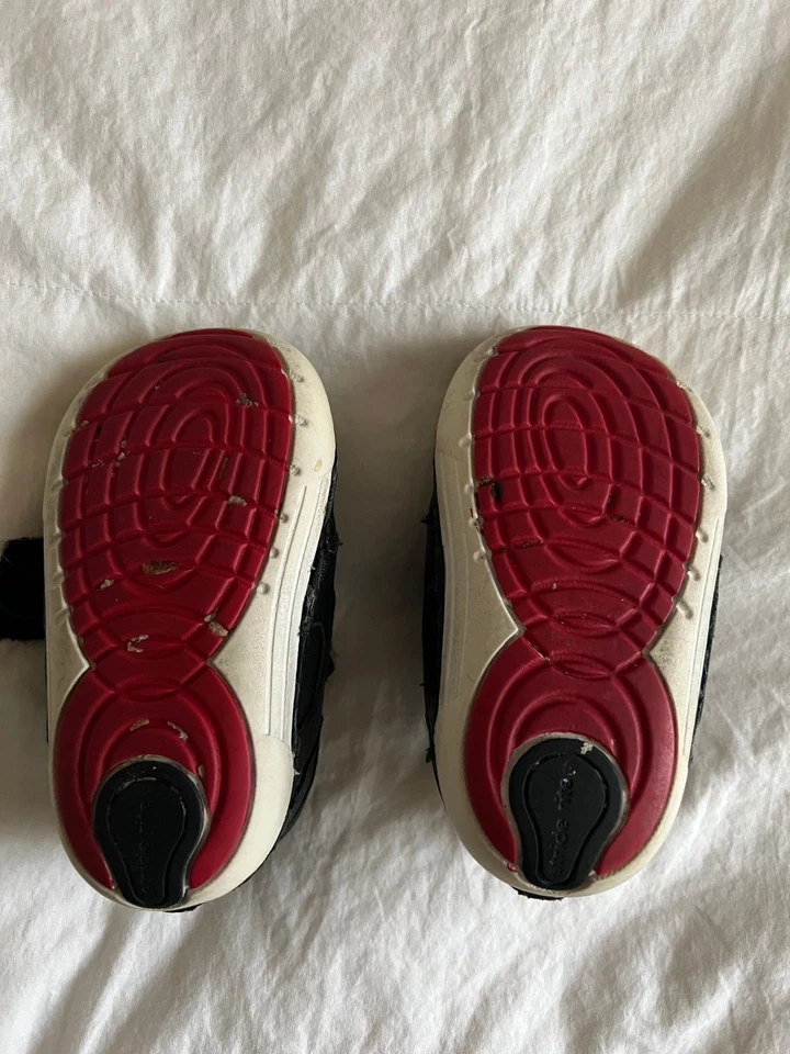 Niño pequeño negro 5W Stride Rite usado Foto 3 de 4