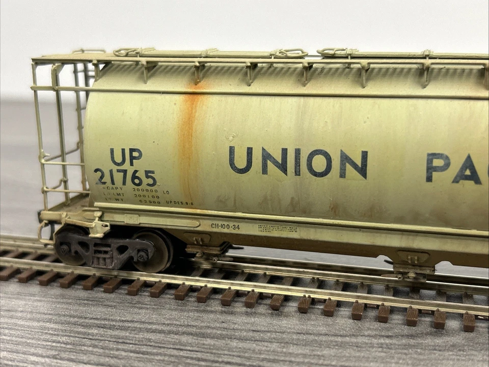 Overland Models HO Brass OMI-3038 CH-90-5 Cylindrical Hopper UP #21765 Weathered - Image 3 of 4
