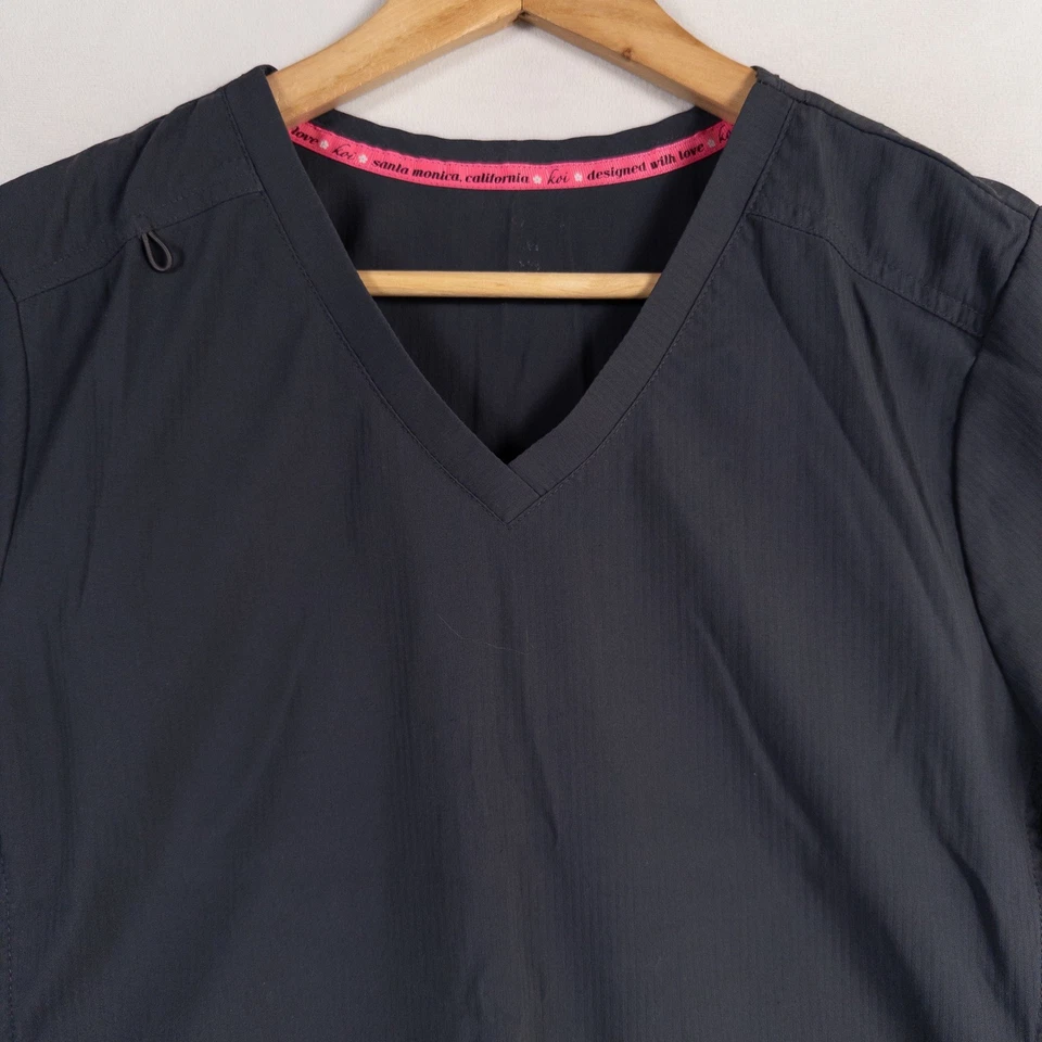 Blusa Médica Koi para Mujer Talla Mediana Gris Oscuro Cuello en V Bolsillos Manga Corta Foto 2 de 4