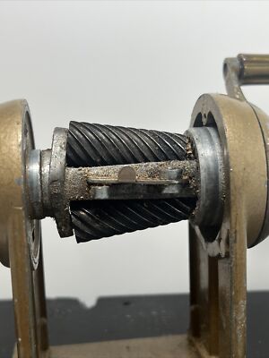 【DIXON社】ENDURO・アンティーク・ペンシルシャープナー（米国製） Vintage Dixon Enduro Manual Pencil Sharpener Solid Metal