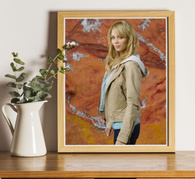 V Laura Vandervoort : 10''x8'' Professional Photo