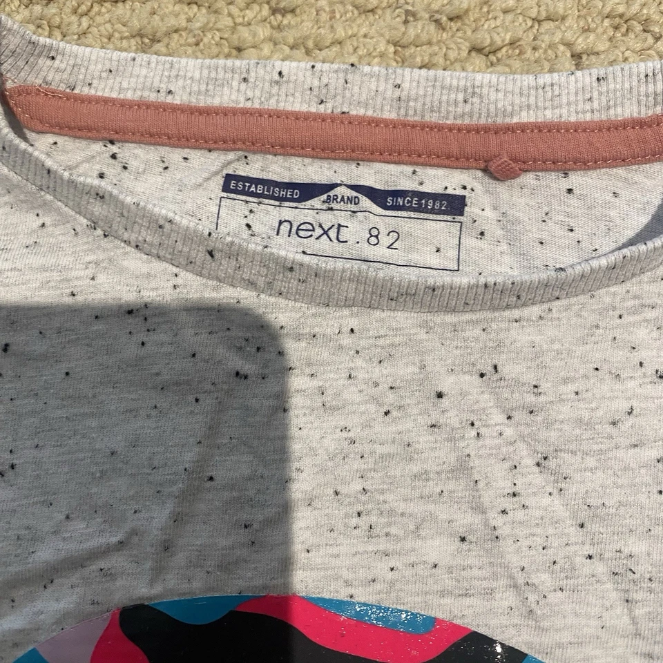 Camisa Top Next Direct Boys 5-6 años Manga Larga Gris jaspeado Camuflaje Mono Estampado Otoño Foto 4 de 4