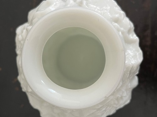 Vaso fiori papaveri in rilievo vetro latte bianco vintage Tiffin 7"H - Foto 6 di 9