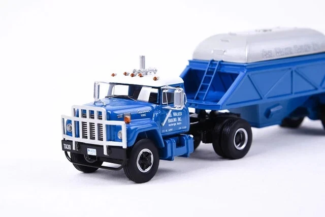 Camion Fleetstar 2000-D Blu NEO64006 - NEO SCALE MODELS - 1/64 - Immagine 2 di 3