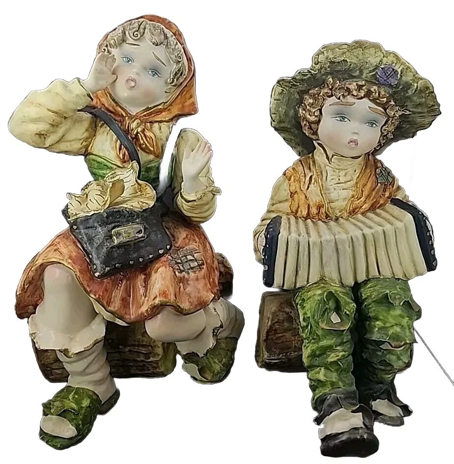 Par de estatuillas de porcelana Capodimonte "NIÑO / ACORDEÓN ~ NIÑA / PERIÓDICOS" Foto 2 de 4
