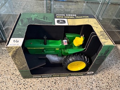 1/8 SCALE MODELS JOHN DEERE 4010 TRACTOR