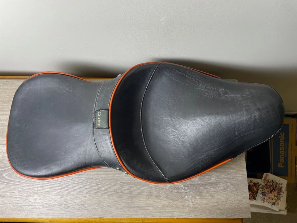 1991-1995 Harley Davidson Dyna Corbin Gunfighter & Lady Seat 283 Black Red Foto 3 de 4