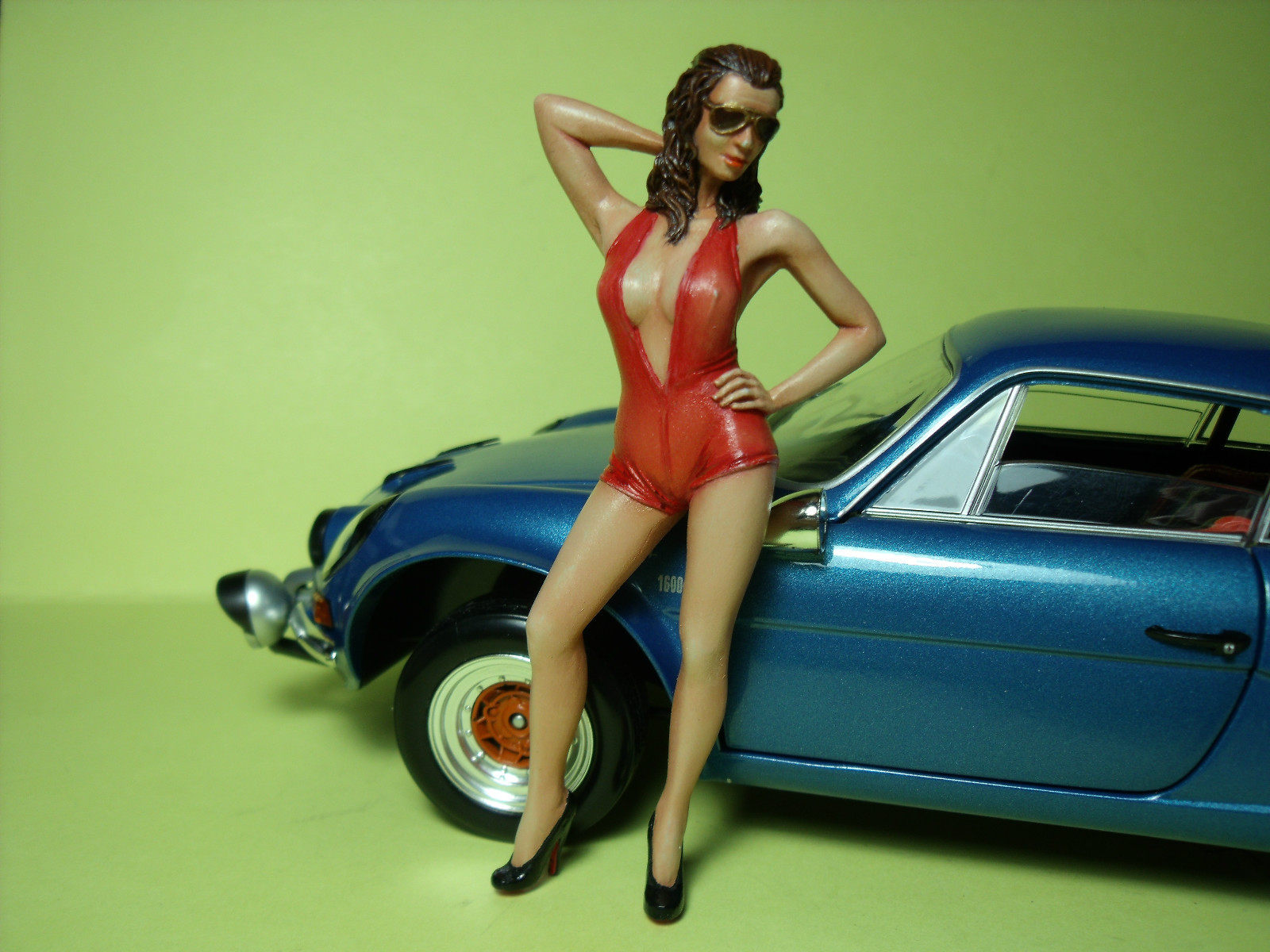 FIGURINE 1/18 GIRL TATIANA VROOM NON PEINT FOR MINICHAMPS SOLIDO