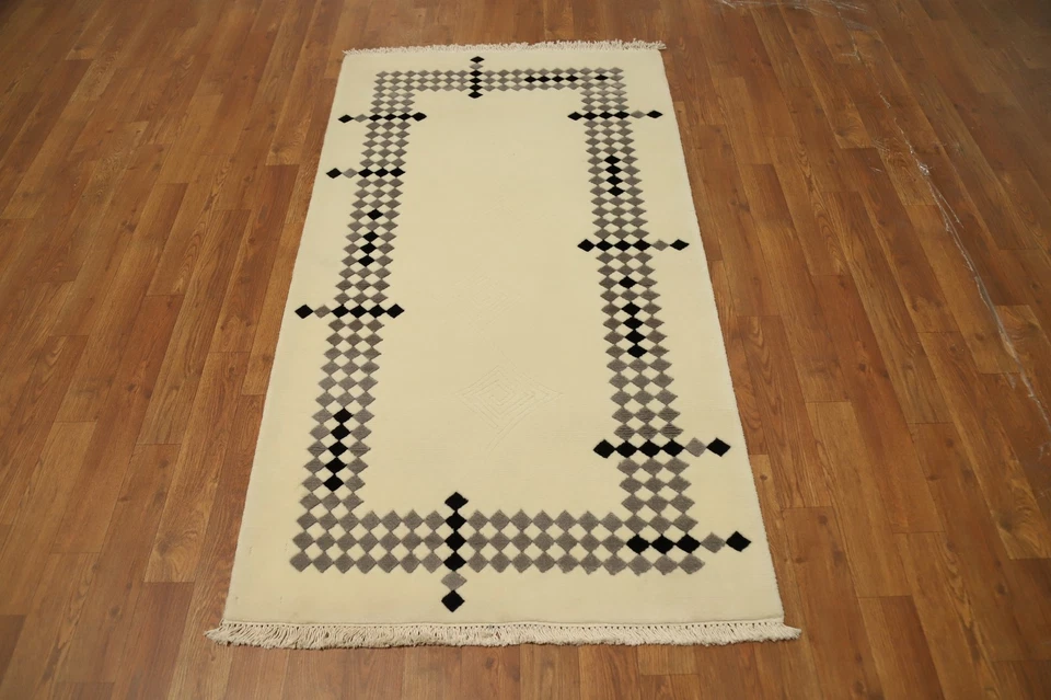 Alfombra nepalí moderna con bordes 3x5 anudada a mano para un aspecto espacial sofisticado Foto 4 de 4