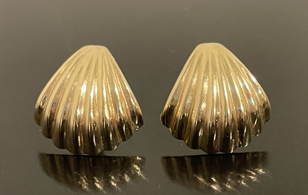 14K Solid Yellow Gold Puffy Seashell Stud Earring… - image 1