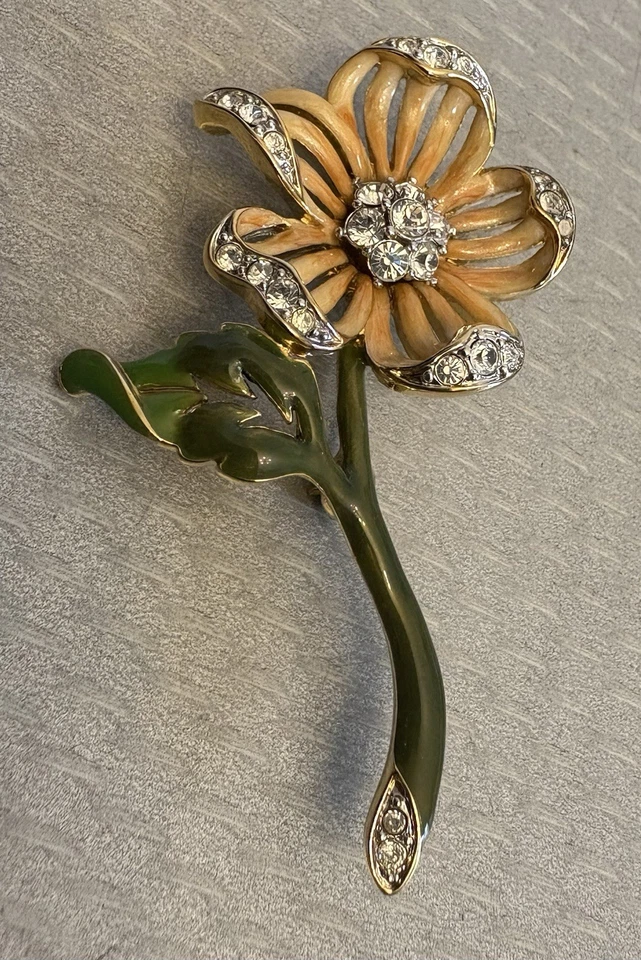 Broche vintage Nolan Miller flor coral rosa esmalte strass assinado 2,5" - Imagem 2 de 4
