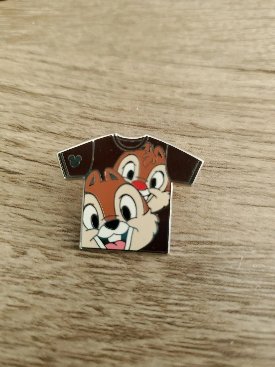 Disneyland Pin Hidden Mickey Series 2011 T-Shirt Collection Chip & Dale