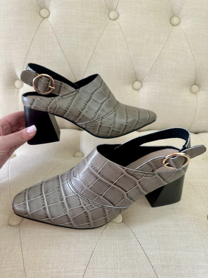 Mules Slingback em relevo de crocodilo cinza com fivela tamanho 39 marca toda preta - Imagem 4 de 4