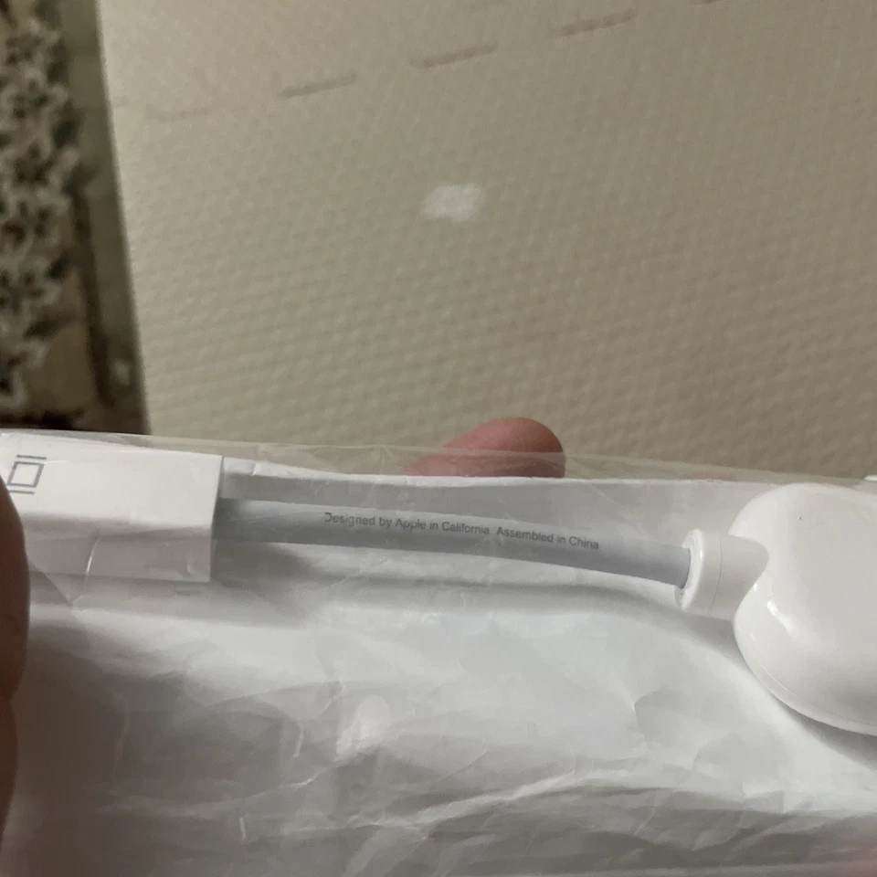 Apple OEM Video Adapter (Mini-DVI) to VGA White (M9320G/A) with Covers 603-9258 - Image 4 of 4