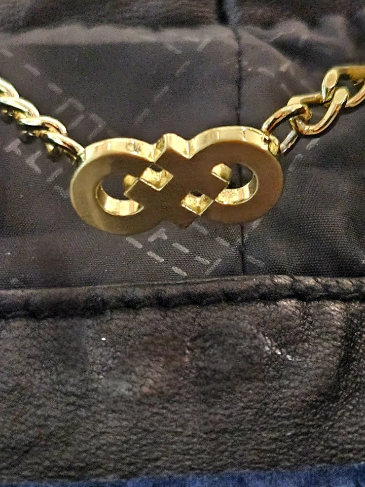 Chaqueta para mujer Cole Haan cuello ala 100 % piel de cordero negra y dorada talla grande Foto 4 de 4