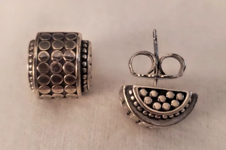 Aretes John Hardy de plata de ley con puntos altos Foto 4 de 4