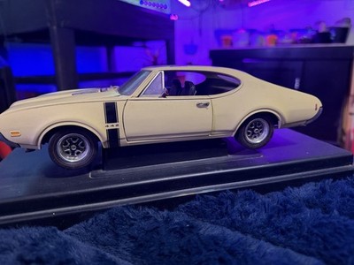 ERTL American Muscle 1969 Oldsmobile 442 Yellow 1:18 Diecast Car W/ STAND