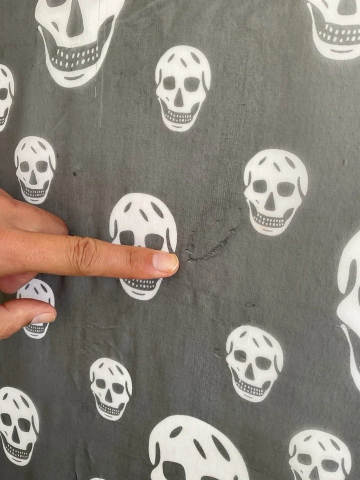 "Bufanda de seda negra Alexander McQueen con calaveras 38""/49"" GC Foto 3 de 4