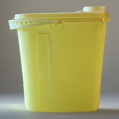 Vintage Tupperware Yellow Beverage Buddy Pitcher Pour Seal 587-2 Lid 510-28