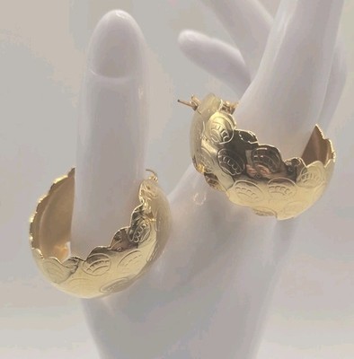 Vintage gold tone dome earrings w/ etching and scalloped edge EUC