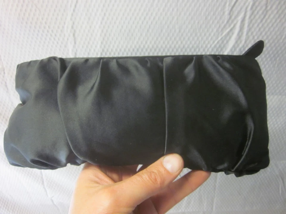 Bolso sin asas Steve Madden satinado negro estrás con volantes 12" billetera muñeca Foto 3 de 4