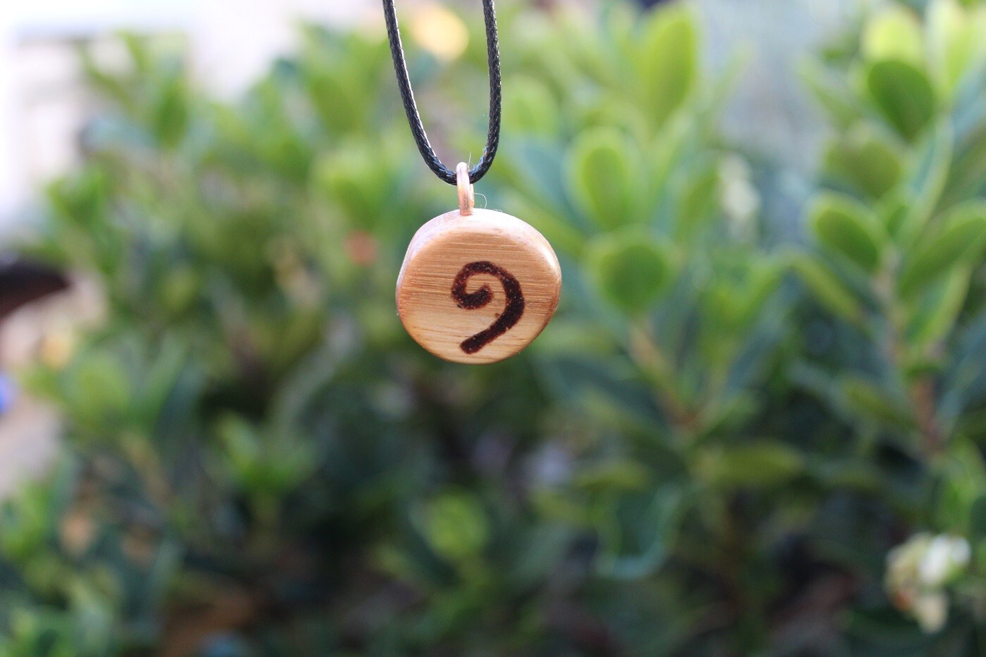 Pendentif Œil de Sainte Lucie porte-bonheur en bois artisanal