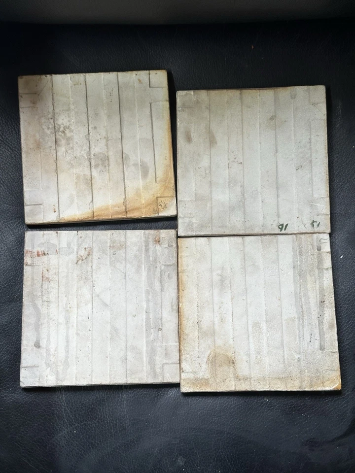 Juego de 4 azulejos antiguos en relieve Art Nouveau - diseño floral c. 1900 Foto 4 de 4