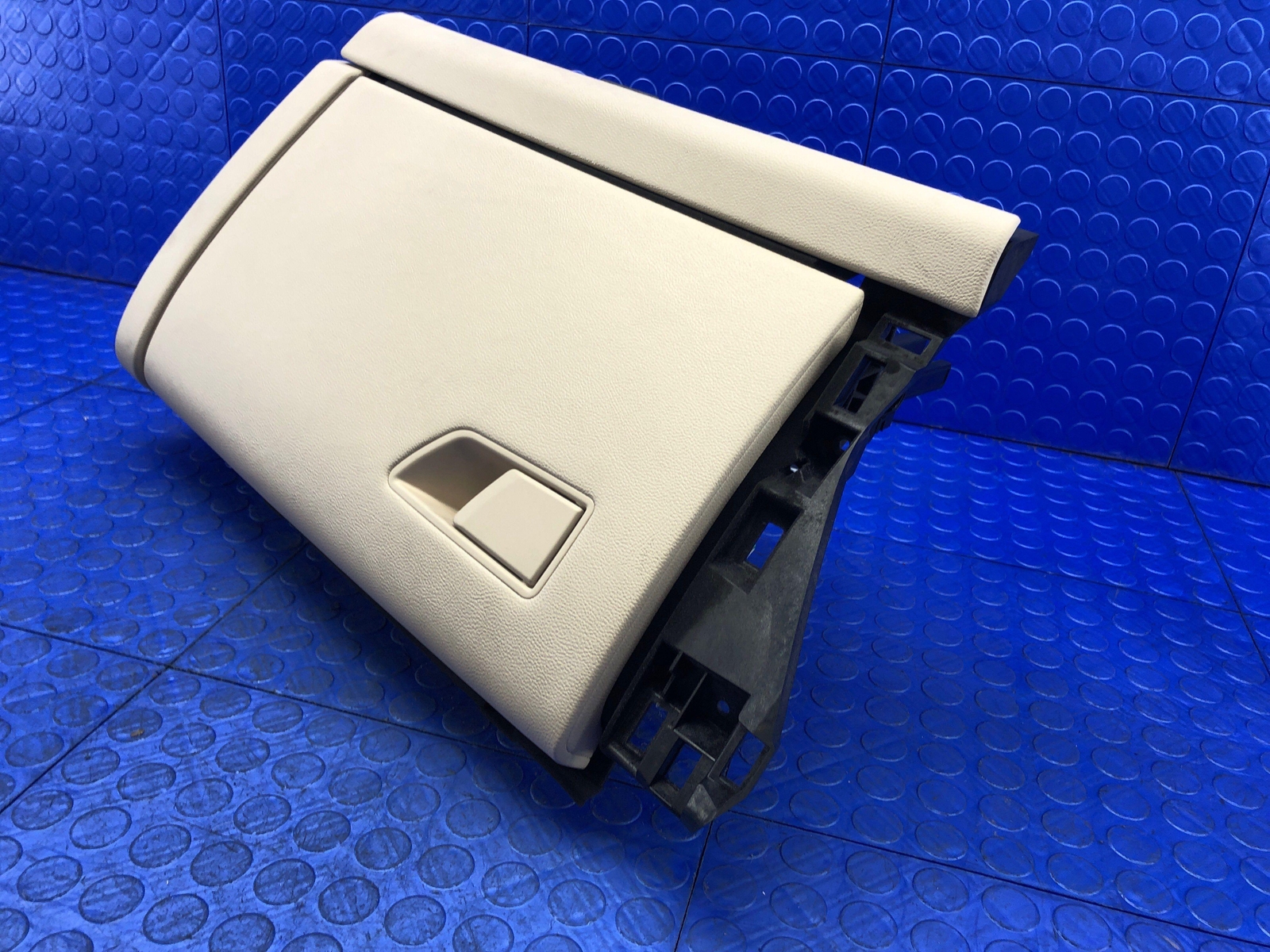 2017-2022 MASERATI LEVANTE OEM FRONT RIGHT DASHBOARD GLOVE BOX BEIGE LEATHER