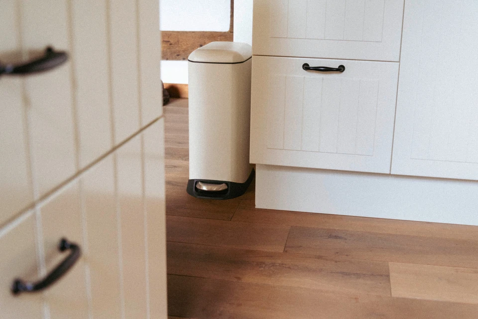 WENKO Treteimer Mod. Design 12 L, Easy-Close, Creme, mit herausnehmbarem Einsatz - Bild 4 von 4