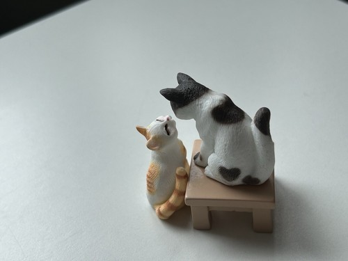 Japanese style plastuc lovely cats looking at each other affectionately - Picture 7 of 12
