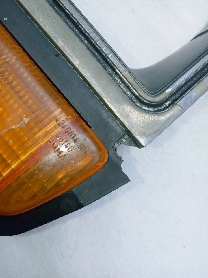 OEM 1986-90 Dodge Ram W150 W250 RH Passenger Right Head Light Trim Turn Signal Foto 2 de 4