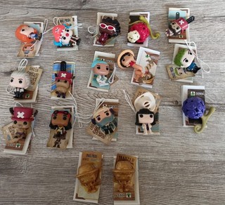17 verschiedene One Piece Figuren alle komplett Kinder Joy Nami Gold Ruffy