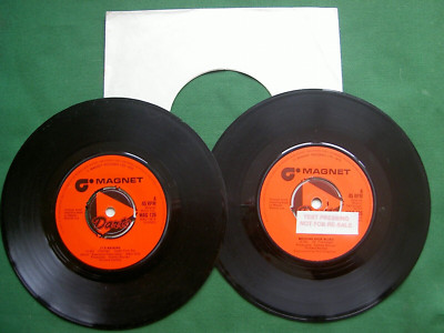 DARTS - IT'S RAINING.   7'' SINGLE.  (ORIGINAL U.K. STEREO SINGLE, TEST PRESSING)
