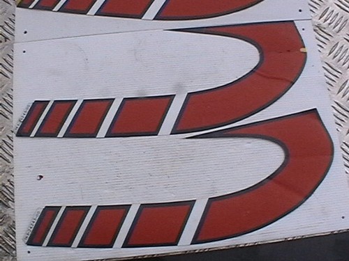 GENUINE YAMAHA R/H TANK DECAL GRAPHIC 1K6-24245-00 RED/BLACK TY175 DISCONTINUED - Bild 2 von 4