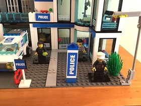 LEGO City Police Station 7498 100% Complete W/ Instructions Minifigs  No Box.