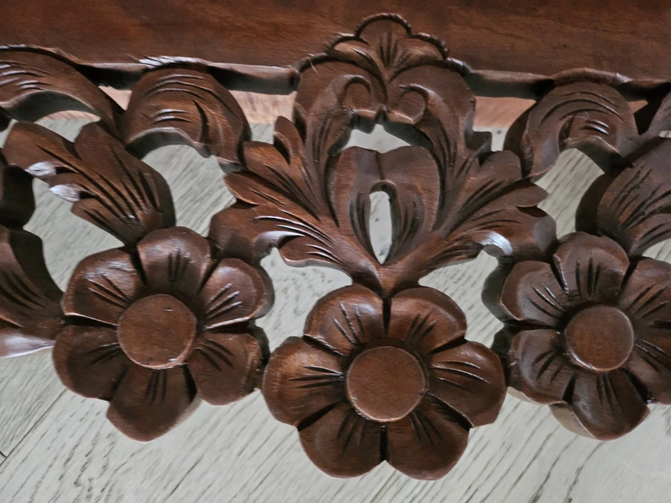 Prateleira de madeira vintage grande esculpida à mão com ranhuras de placa - Imagem 2 de 4