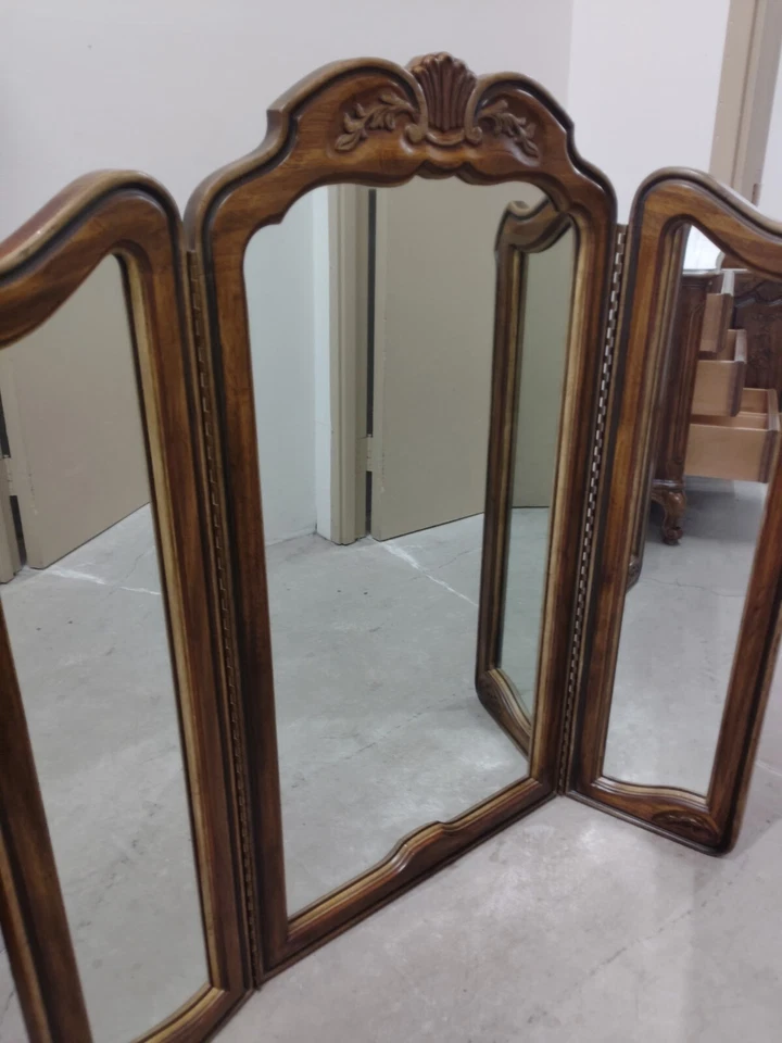 Vintage Drexel Bretaña - Cómoda con espejo y armario incluidos Foto 2 de 4