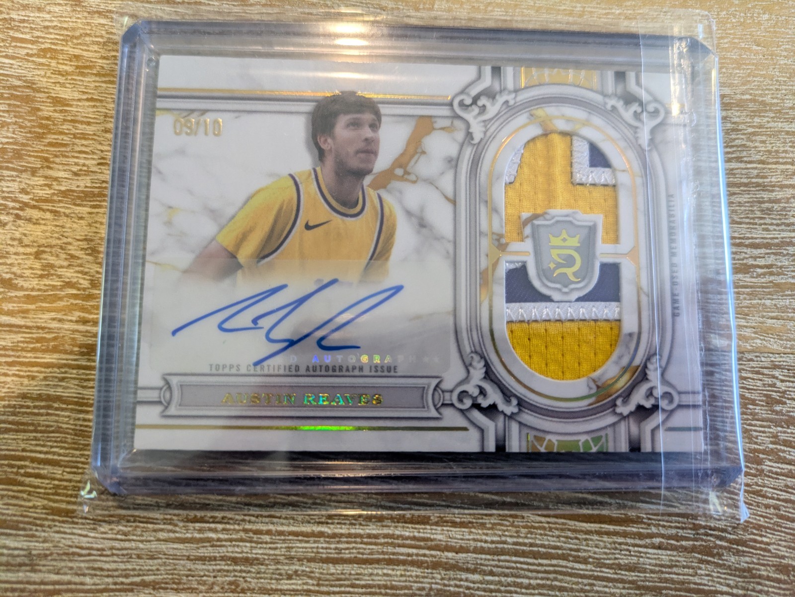 Austin reaves gold card game used material & auto signature /10