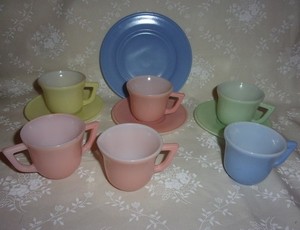 10 Pc Vintage Moderntone Children’s Dishes 4 Cups 3 Saucers Cream & Sugar +