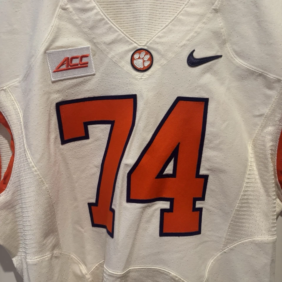 Camiseta masculina de futebol Clemson Tigers 50 L branca usada em jogos Nike #74 - Imagem 2 de 4
