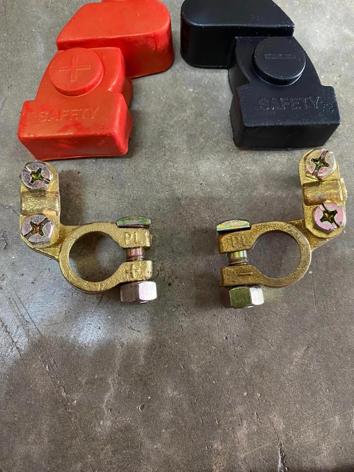 DATSUN BLUEBIRD 312 320 410 411 510 610 810 910 SSS BATTERY TERMINAL BRASS SET. - Imagem 2 de 4