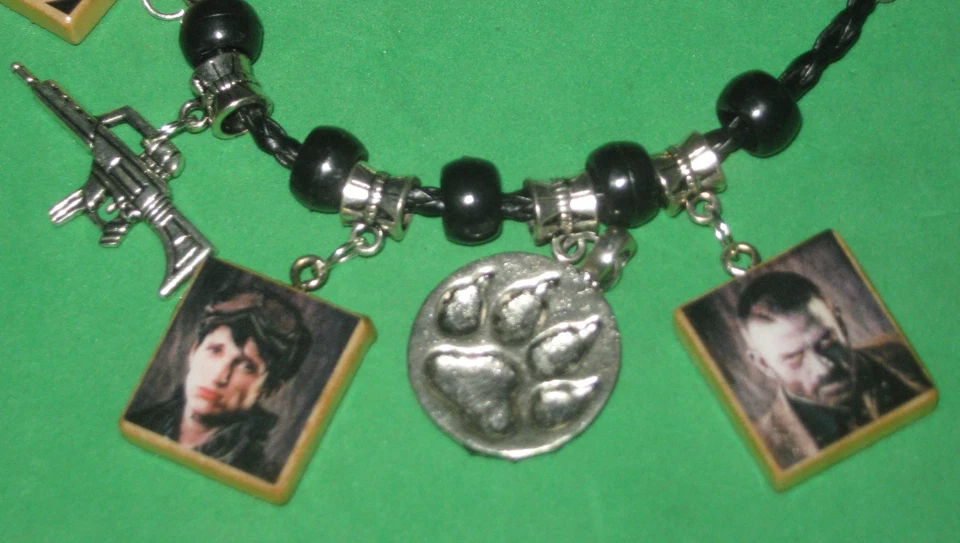 "Z NATION" - PULSERA CON DIJE DESLIZANTE CON CUENTAS TEMPORADA 1 - ZOMBIES Foto 4 de 4