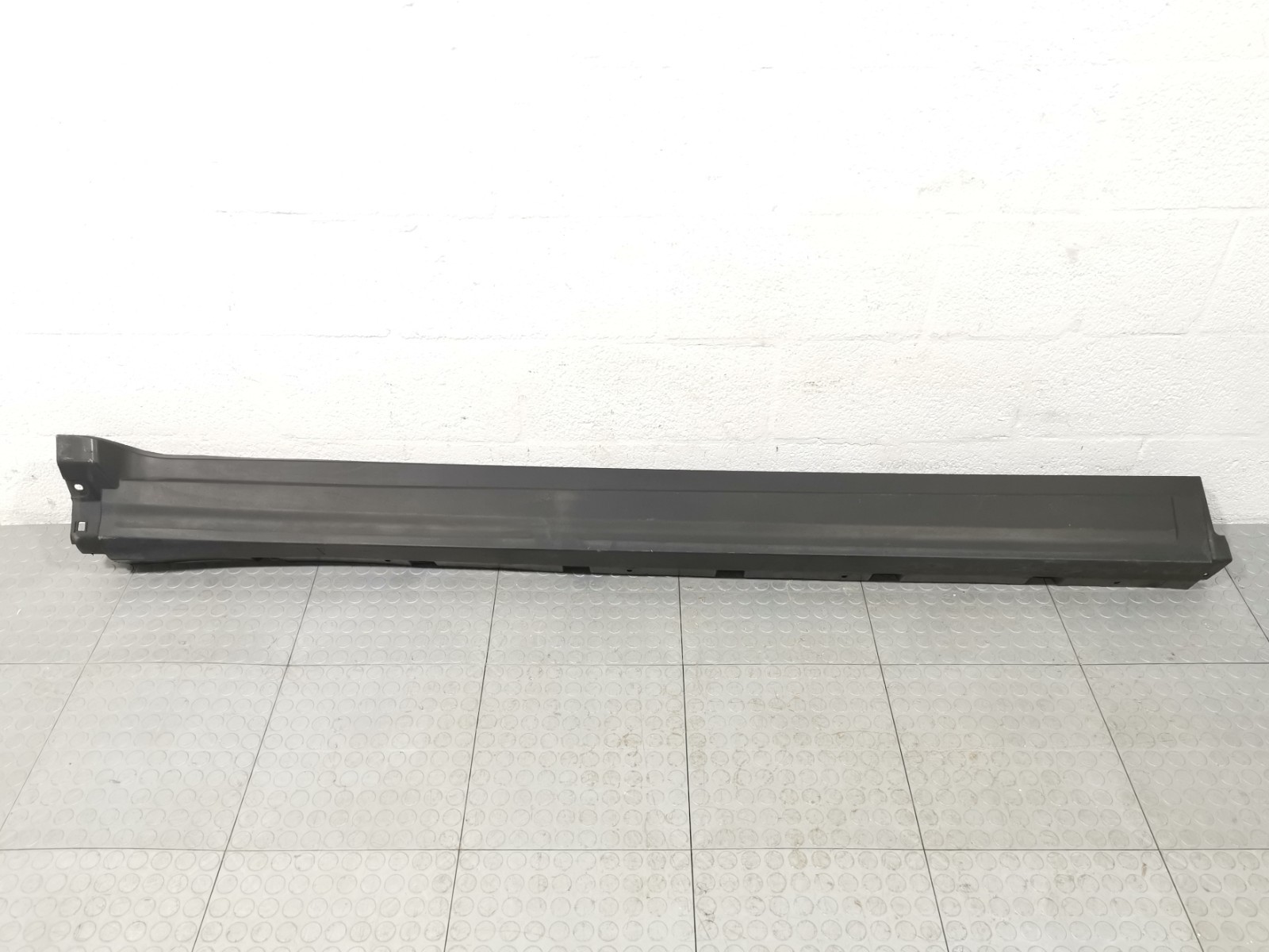Maserati Levante 2018 AWD 3.0 L Right Passenger Side Skirt Rocker Molding OEM