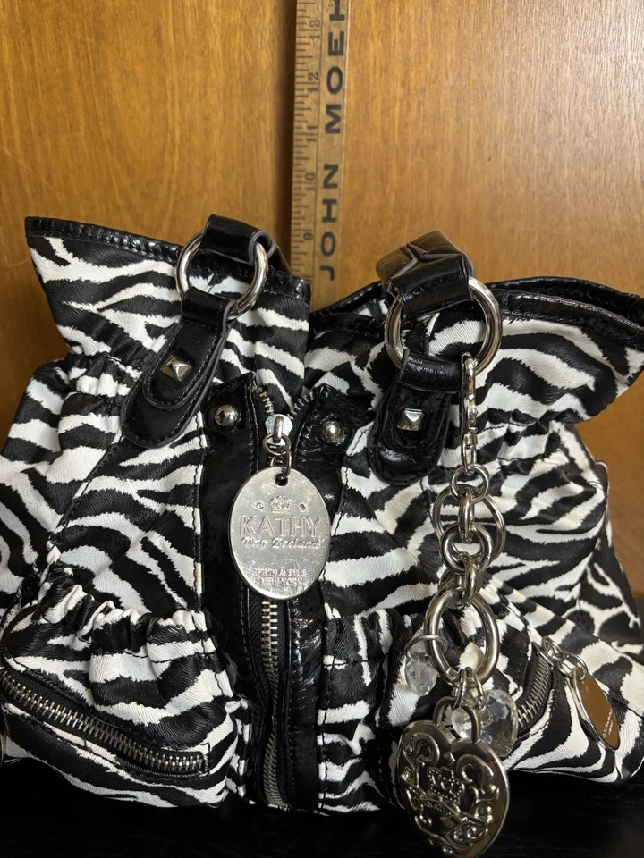 Kathy Van Zeeland动物印花手提包/钱包斑马印花乙烯基Y2K吊饰 — 第 3/4 张图片