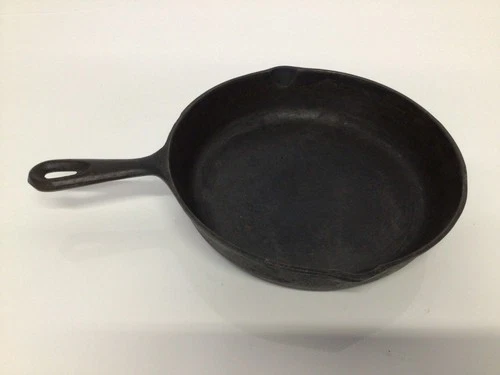 Vintage No Logo Lodge 3 Notch #7 Cast Iron Skillet With Heat Ring 10.25"