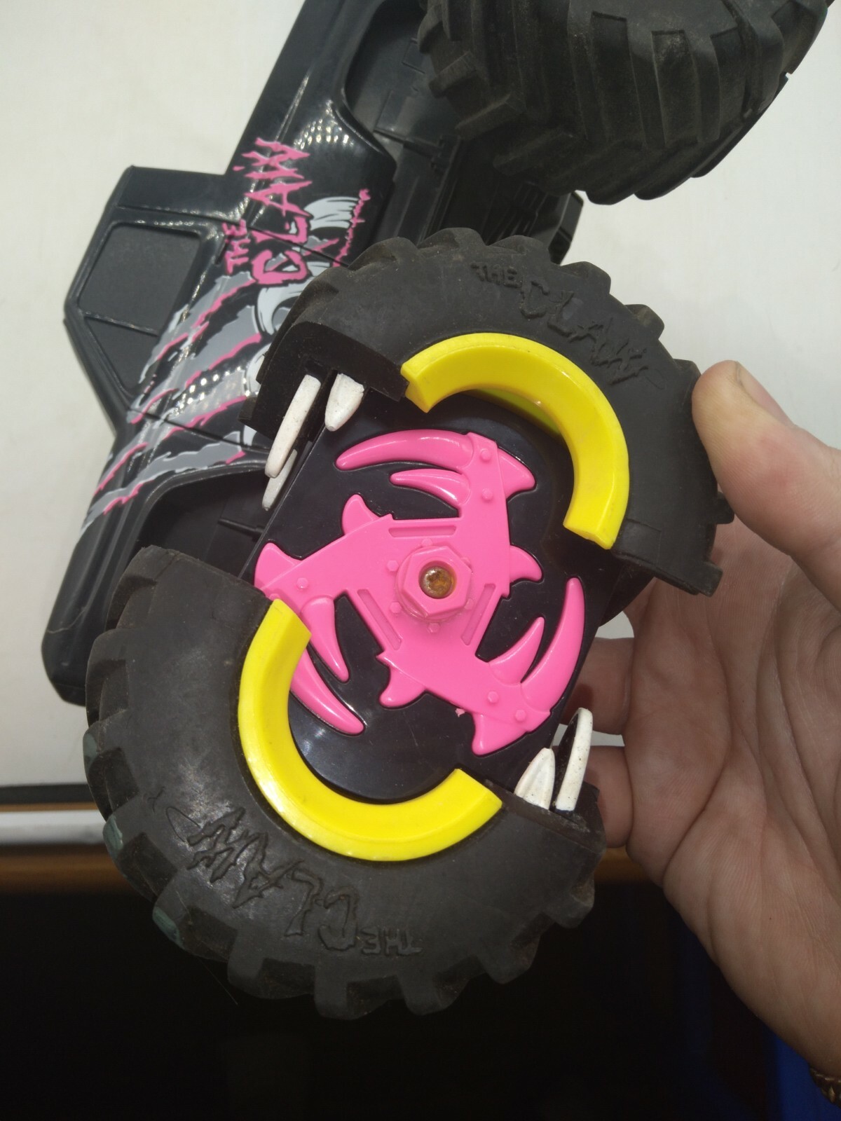 Vintage 1991 Kenner THE CLAW 4x4 Battery Operated Monster Truck Claw Wheels