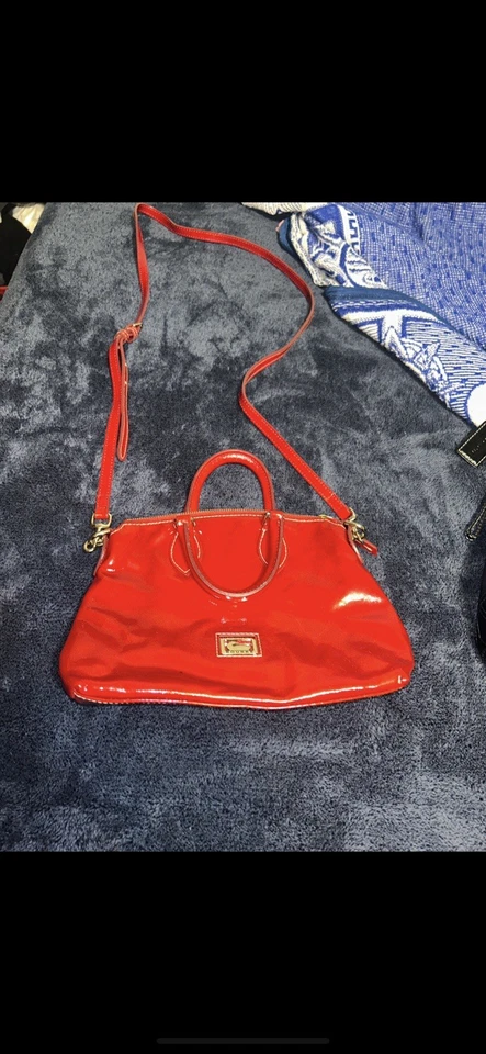 Bolso de Mano Dooney & Bourke Grande Charol Rojo Foto 2 de 4